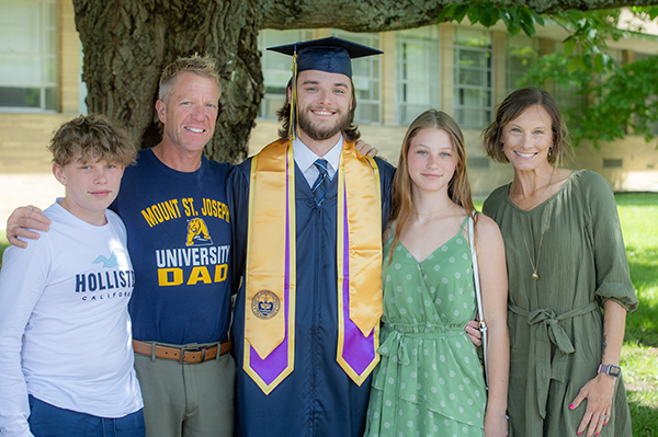 graduates with family
