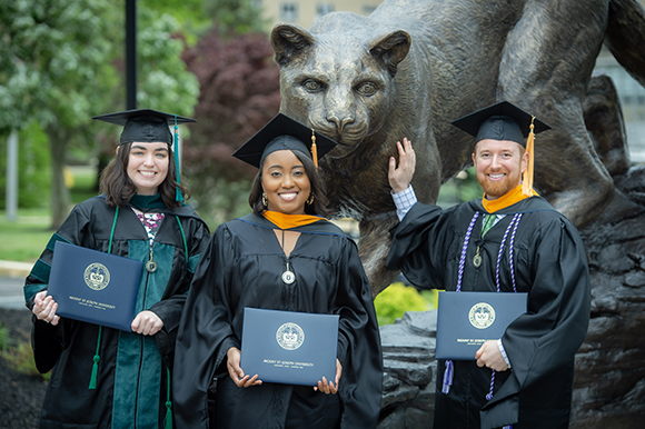 graduates by lion's statue